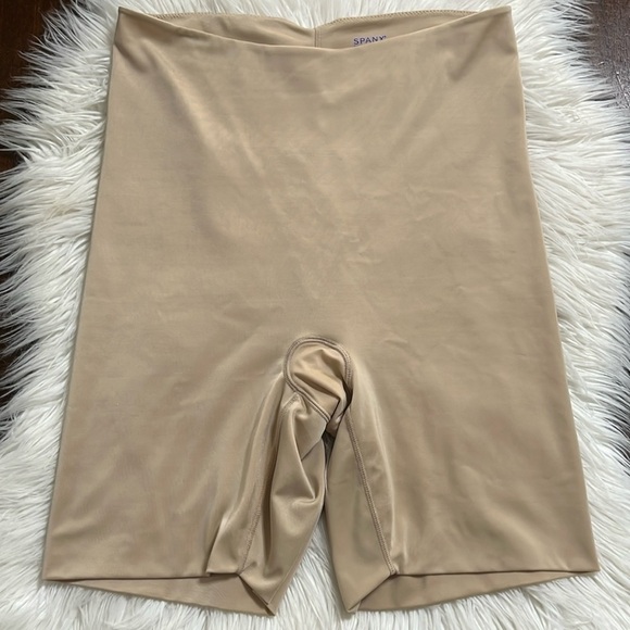 SPANX
 High-Waisted  Short - Picture 1 of 4